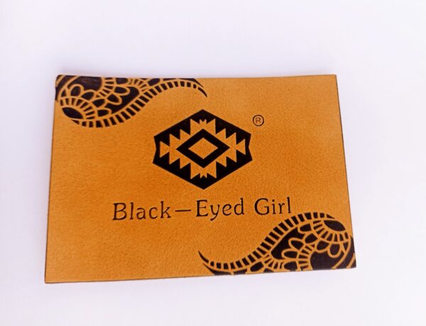 Etiqueta PU "Black Eyed Girl" Sintético com queima